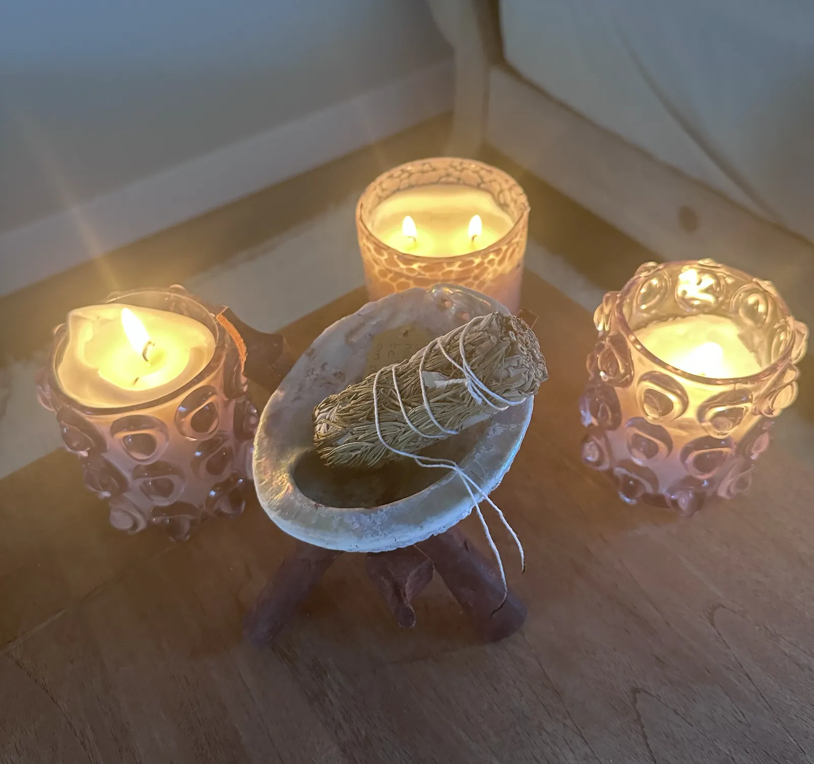 Kaarsen en salie in de praktijkruimte van Lotus Insight in Weespersluis
